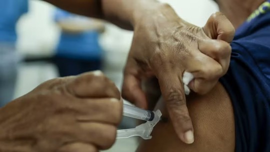 Campanha de vacinação contra gripe em BH começa nesta terça; saiba onde se vacinar