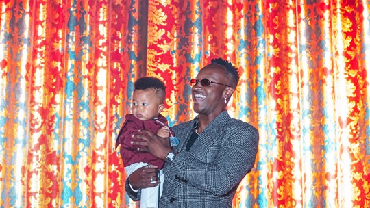 Thiaguinho se emociona ao cantar pela primeira vez para o filho durante show