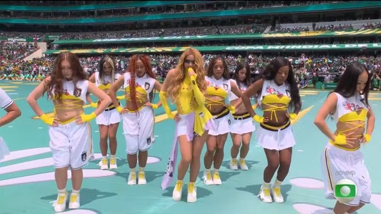 Shakira chama atenção com minissaia look vazado na abertura da Copa do Mundo 2026
