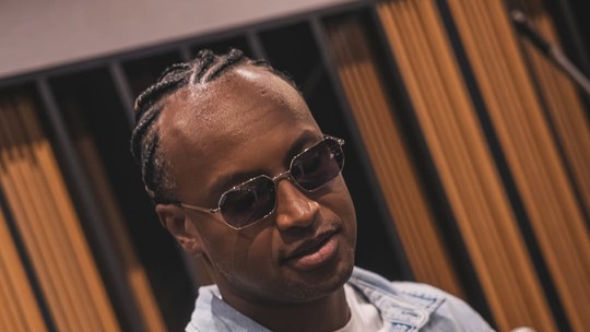 Quanto tempo leva pra ‘fabricar’ um álbum? Thiaguinho divide processo criativo por trás de Bem Black